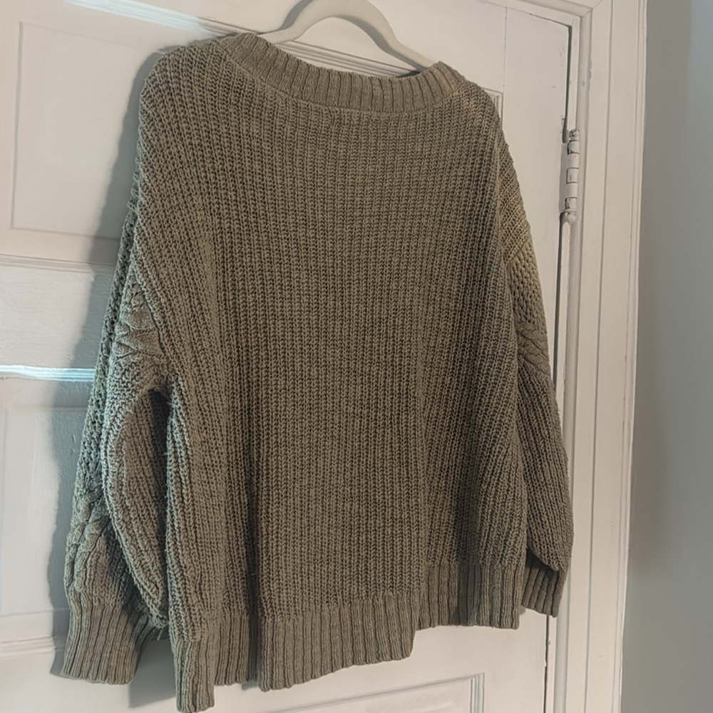 2 for $12 🎉 American Eagle Green V-Neck Sweater - Picture 9 of 11